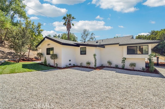 11060 Vanda Way, Shadow Hills CA: https://media.crmls.org/medias/66cf145c-e072-4fbe-82b2-fb873117d87a.jpg