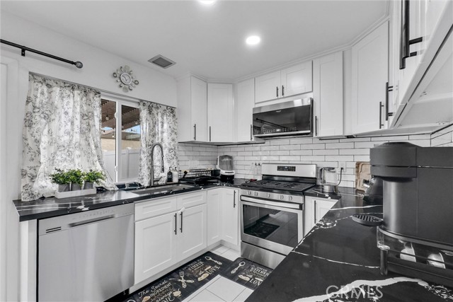 Detail Gallery Image 10 of 36 For 15970 Hyde Ct, Fountain Valley,  CA 92708 - 2 Beds | 1/1 Baths