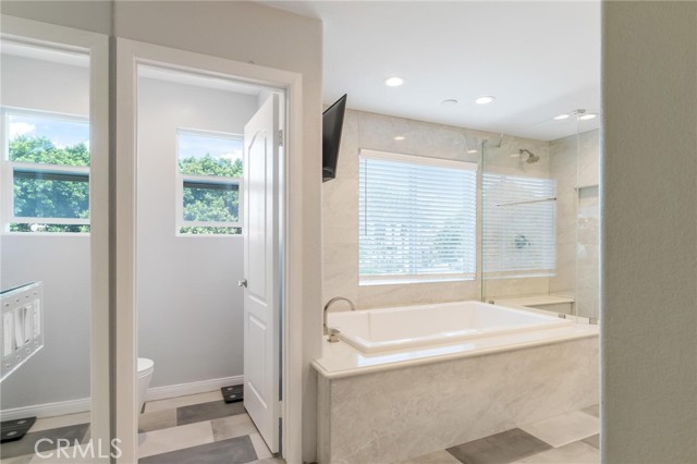 7681 Stonegate Drive, Eastvale CA: https://media.crmls.org/medias/66d04027-dd0f-459e-b53b-3680f94978da.jpg