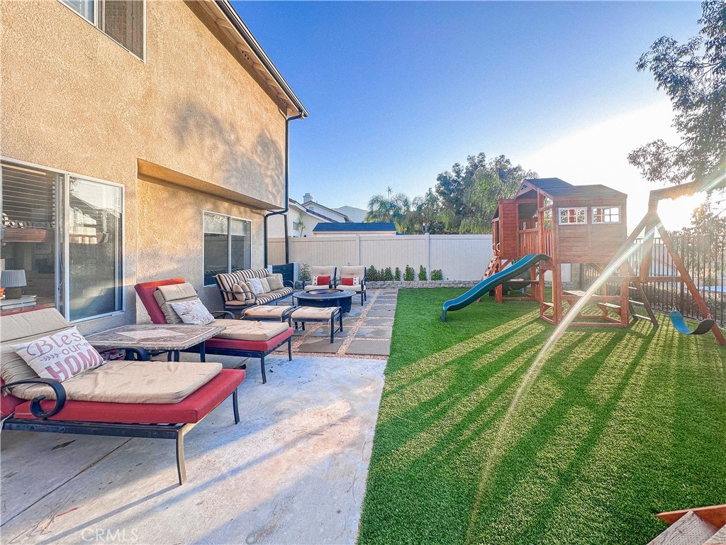 https://media.crmls.org/medias/66d1e431-89c0-4d7d-aa2f-0116b570b484.jpg?preset=X-Large