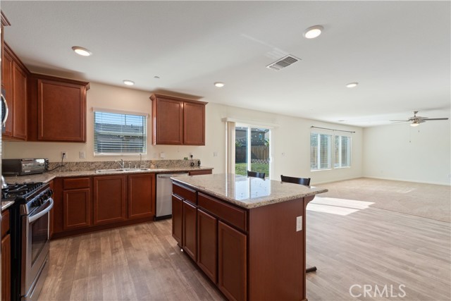 Detail Gallery Image 7 of 55 For 802 Reisling, Coalinga,  CA 93210 - 5 Beds | 3 Baths