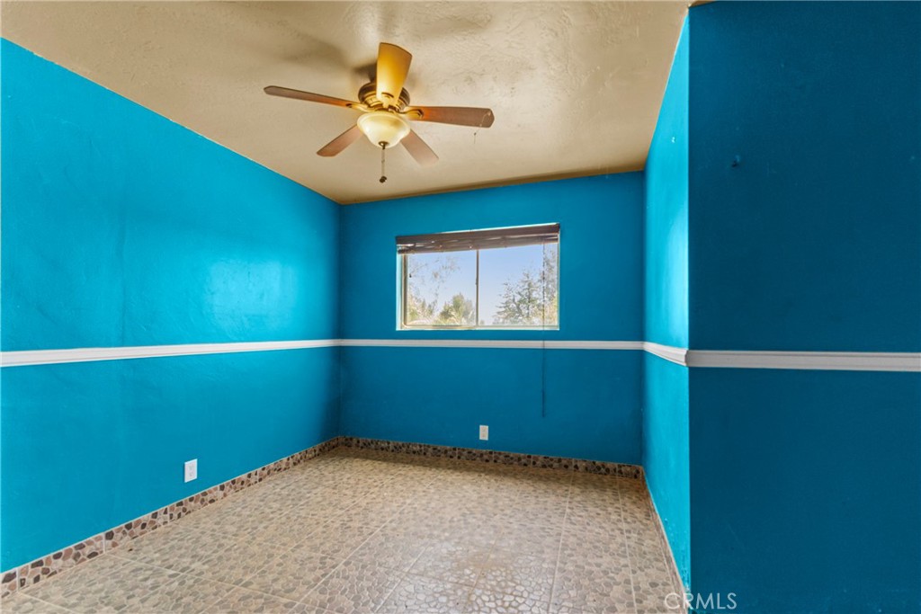 https://media.crmls.org/medias/66d54f8f-de75-402a-a773-6d31a305825d.jpg?preset=X-Large