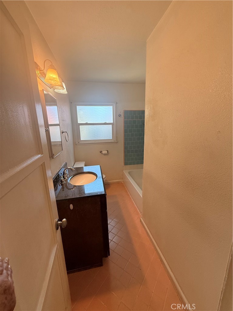 https://media.crmls.org/medias/66d55a59-882b-4d28-bcc2-01bc2e6116f1.jpg?preset=X-Large