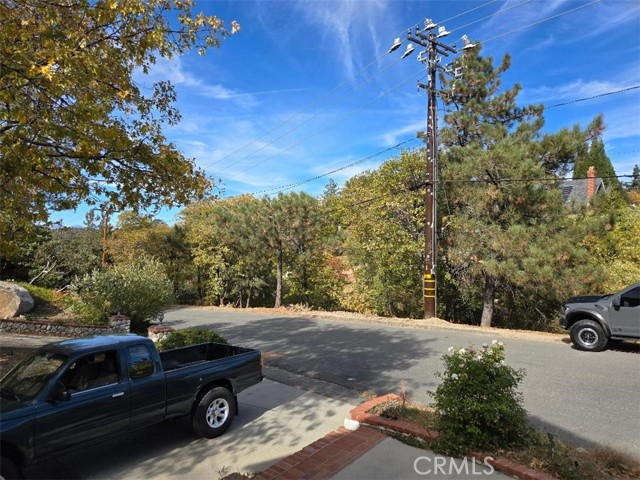 Detail Gallery Image 4 of 6 For 1536 Yosemite Dr, Lake Arrowhead,  CA 92352 - 4 Beds | 3 Baths