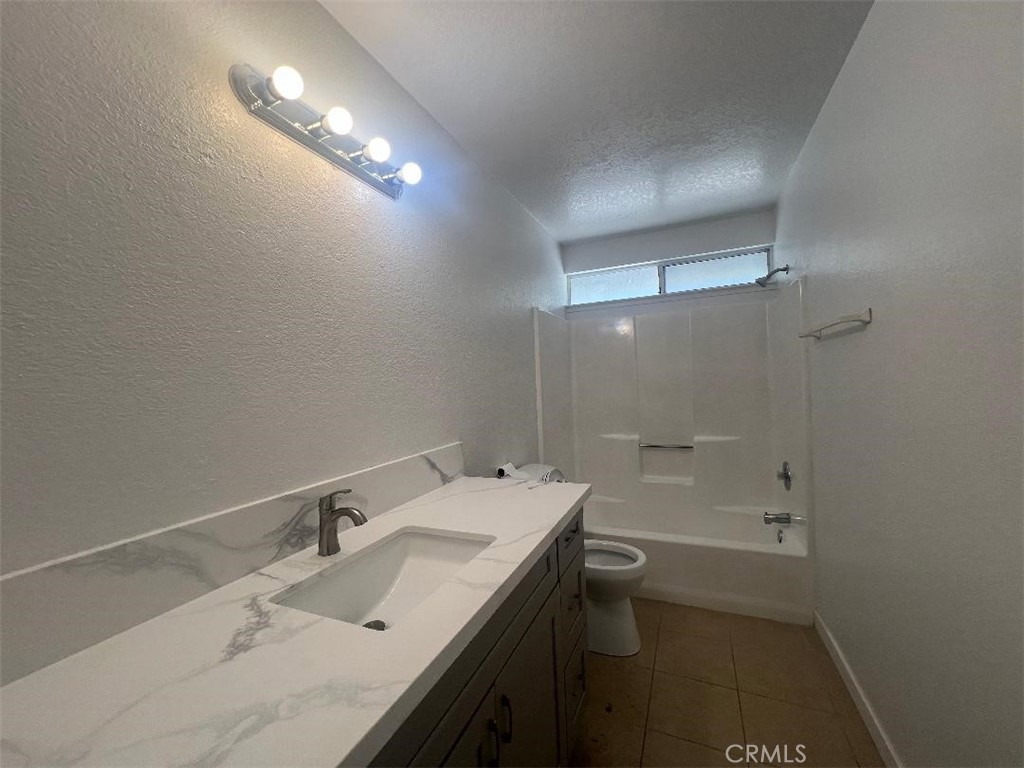 https://media.crmls.org/medias/66d6e238-9f00-47e2-9f02-c9a3ebc5ec12.jpg?preset=X-Large