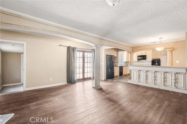 Detail Gallery Image 3 of 31 For 16857 Chatsworth St, Granada Hills,  CA 91344 - 3 Beds | 2 Baths