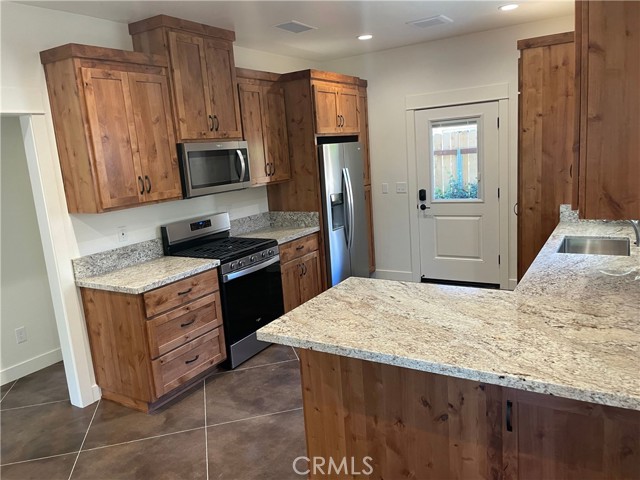 Detail Gallery Image 5 of 41 For 1318 Salem, Chico,  CA 95928 - 5 Beds | 3 Baths