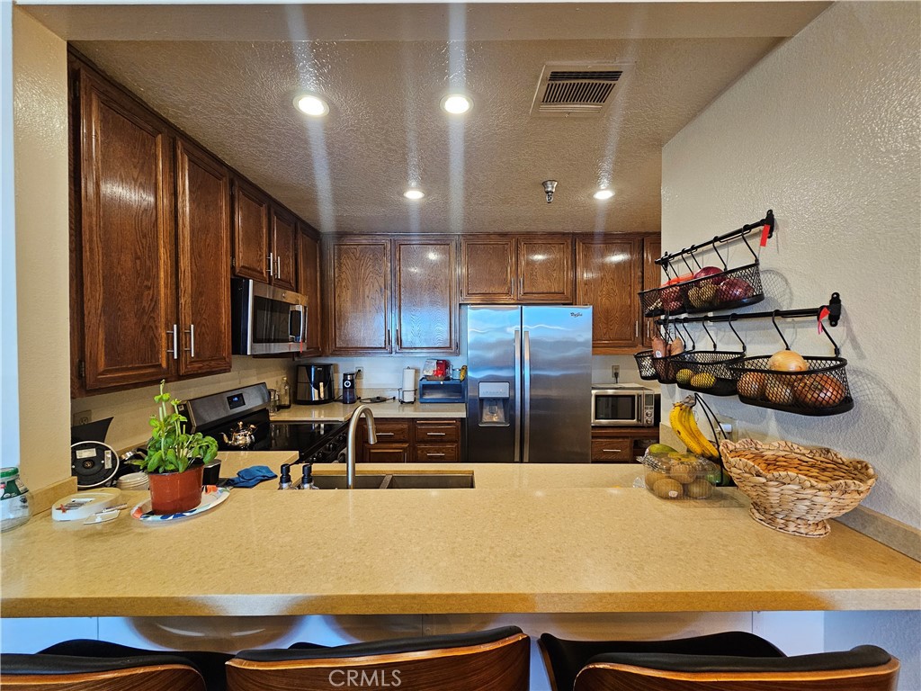 https://media.crmls.org/medias/66dae1c7-8579-4310-a301-4e79e30d45e8.jpg?preset=X-Large