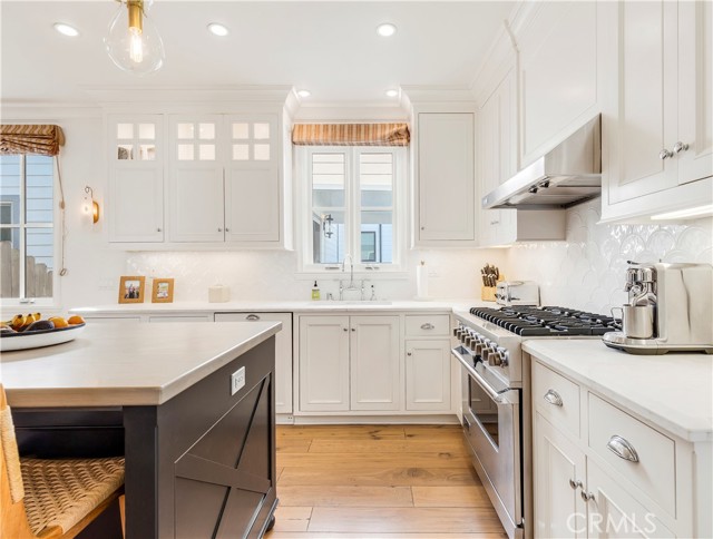 716 1/2 Iris Avenue, Corona del Mar CA: https://media.crmls.org/medias/66dbbc6f-147e-4010-bb77-eeecb269bc86.jpg