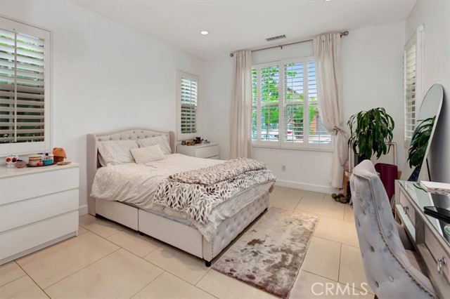 27 Looking Glass, Irvine CA: https://media.crmls.org/medias/66de45b8-ec0d-4d1a-b2fc-43bfe4cec9d5.jpg