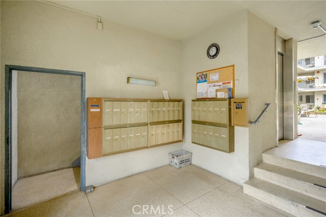 1422 N Curson Avenue, Los Angeles CA: https://media.crmls.org/medias/66e004db-4bf3-42fd-aa47-368ef2e45999.jpg