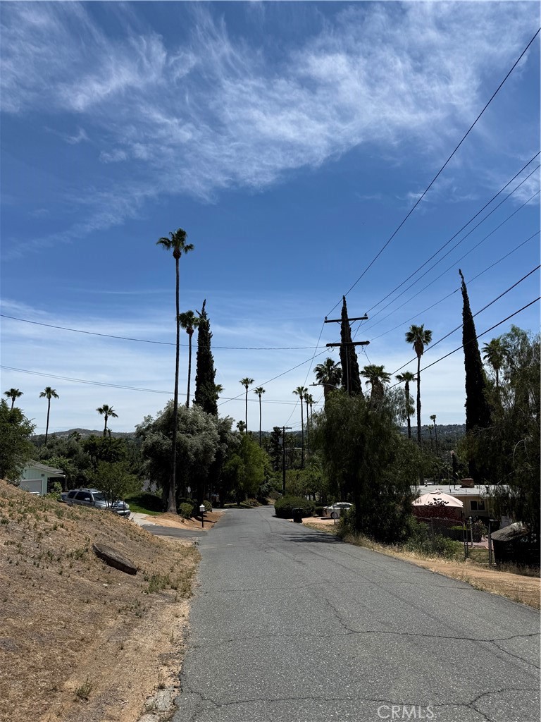 https://media.crmls.org/medias/66e201f4-0460-4cf5-8a45-a4d0c39d826a.jpg?preset=X-Large