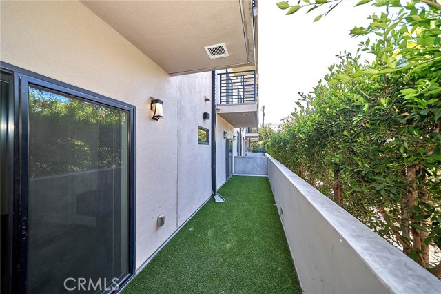 Detail Gallery Image 16 of 23 For 3715 San Marino St #104,  Los Angeles,  CA 90019 - 3 Beds | 2/1 Baths