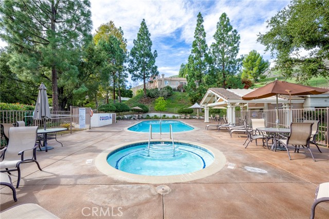 939 Blue Mountain, Westlake Village CA: https://media.crmls.org/medias/66e36de6-de1f-4cff-b4ed-9f4672e1ffef.jpg