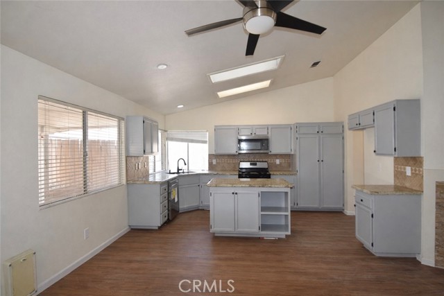 Detail Gallery Image 4 of 11 For 14129 La Mirada, Victorville,  CA 92392 - 5 Beds | 2 Baths