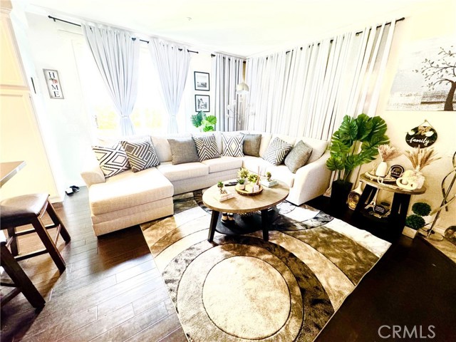 9173 Burnet Avenue, North Hills CA: https://media.crmls.org/medias/66eba5a3-90cf-4f4e-9d8e-79a189dc7409.jpg