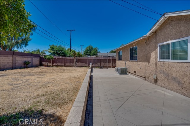 2304 W Flower Avenue, Fullerton CA: https://media.crmls.org/medias/66ebfa96-be49-4782-9f76-725c30c45e15.jpg