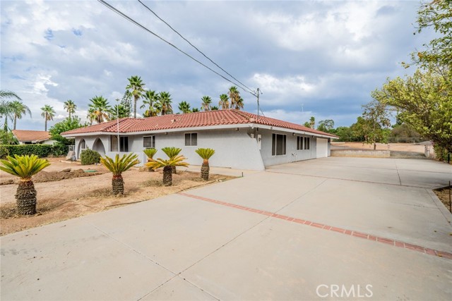 16600 Porter Avenue, Riverside CA: https://media.crmls.org/medias/66ed70df-ee8a-4452-9412-00cc7b15d0e2.jpg