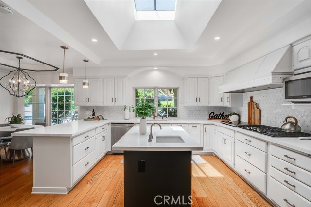 Detail Gallery Image 18 of 41 For 950 Hampton, Arcadia,  CA 91006 - 5 Beds | 6/2 Baths