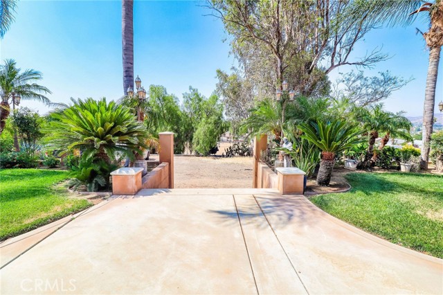 6116 Chadbourne Avenue, Riverside CA: https://media.crmls.org/medias/66f3dcaf-55ca-416c-92a2-e8c4c67f0f67.jpg