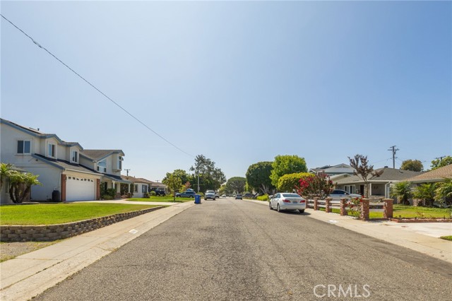 Wide street. Quiet location.