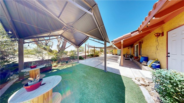 15460 Mandan Road, Apple Valley CA: https://media.crmls.org/medias/66f7e99c-e70f-4caa-8608-30cf858b78f6.jpg