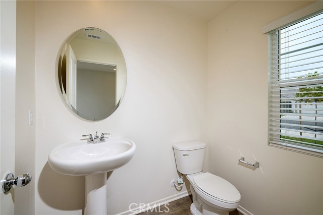 Detail Gallery Image 9 of 17 For 1226 Universal Way, Hemet,  CA 92543 - 3 Beds | 2/1 Baths