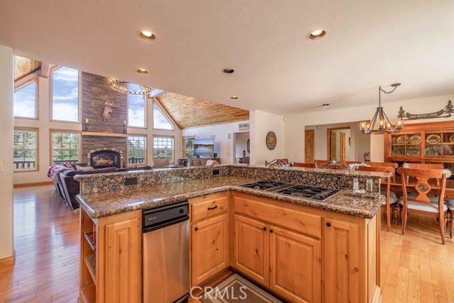 Detail Gallery Image 15 of 50 For 305 Starlight Cir, Big Bear Lake,  CA 92315 - 3 Beds | 2/1 Baths