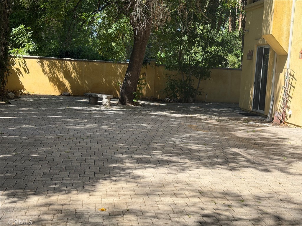 https://media.crmls.org/medias/66ffd814-a636-4754-8100-5d42bef21581.jpg?preset=X-Large
