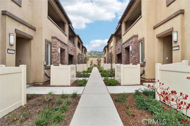 Detail Gallery Image 2 of 22 For 1541 Stratus Dr, Pomona,  CA 91768 - 2 Beds | 2/1 Baths