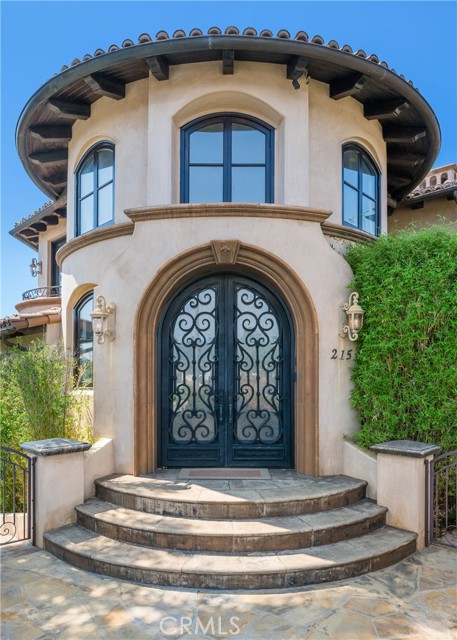 215 S Poinsettia Avenue, Manhattan Beach CA: https://media.crmls.org/medias/6705855b-e5e7-4e0a-adfa-68cf95efad25.jpg