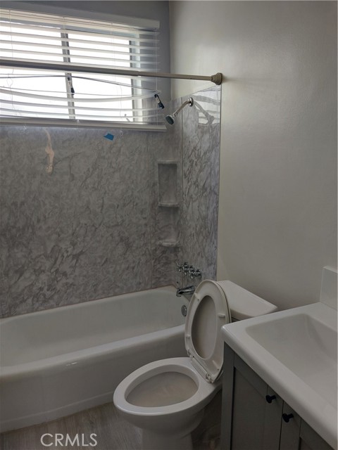 Detail Gallery Image 13 of 24 For 1891 Buckingham Rd #1,  Los Angeles,  CA 90019 - 3 Beds | 2 Baths