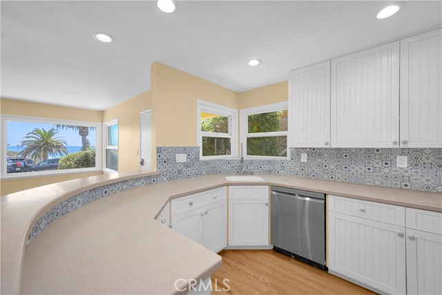 220 Cliff Drive, Laguna Beach CA: https://media.crmls.org/medias/6709095b-cd3f-415c-a4e7-890eb934e161.jpg
