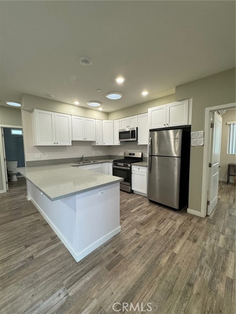 Detail Gallery Image 2 of 32 For 621 1/2 N Normandie Ave, Los Angeles,  CA 90004 - 4 Beds | 4 Baths