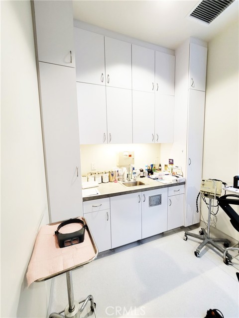 22 Odyssey, Irvine CA: https://media.crmls.org/medias/670ebcc3-b094-4880-bfcb-42e26080789e.jpg