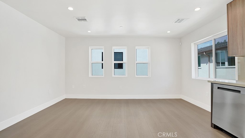 https://media.crmls.org/medias/670f826d-d9f9-4691-a27c-06c8c5a0cfc9.jpg?preset=X-Large