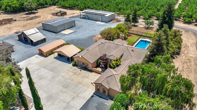 13715 E Nebraska Avenue, Kingsburg CA: https://media.crmls.org/medias/6710df52-3886-4cb4-945c-14b999db3d6a.jpg