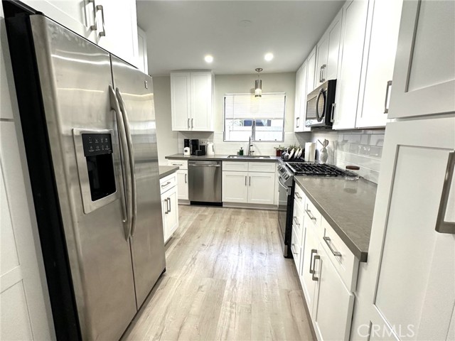 Detail Gallery Image 5 of 25 For 15508 Williams St #E,  Tustin,  CA 92780 - 3 Beds | 2 Baths