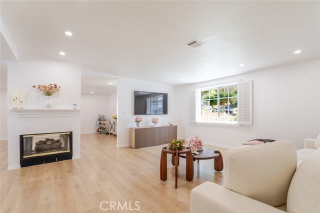 Detail Gallery Image 5 of 39 For 22459 Guadilamar Dr, Saugus,  CA 91350 - 3 Beds | 2 Baths