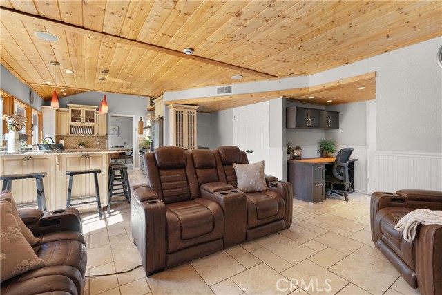 20571 Reef Lane, Huntington Beach CA: https://media.crmls.org/medias/671667d3-aad6-4495-bb3f-6be2c404566f.jpg