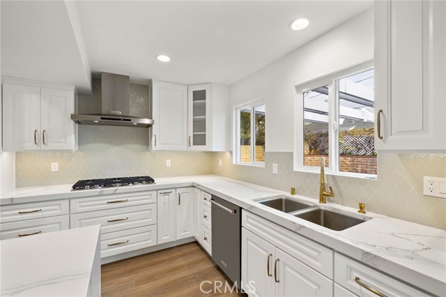 Detail Gallery Image 3 of 27 For 20152 Redlands Dr, Newport Beach,  CA 92660 - 5 Beds | 3 Baths