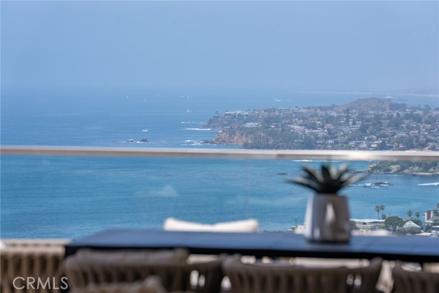 900 Gainsborough Drive, Laguna Beach CA: https://media.crmls.org/medias/671881e4-017f-4fc9-823b-2a1c81595fae.jpg