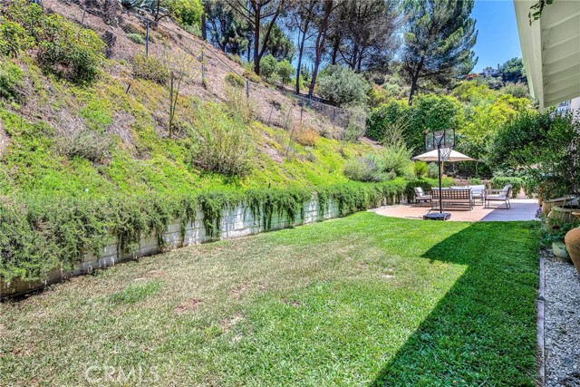 17152 Escalon Drive, Encino CA: https://media.crmls.org/medias/67199a44-a65a-4752-9770-a0f273181a2f.jpg