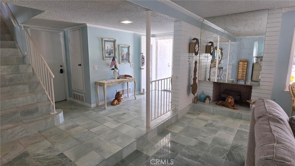 https://media.crmls.org/medias/6719a1e3-0cf3-4830-84b9-70c37be58019.jpg?preset=X-Large