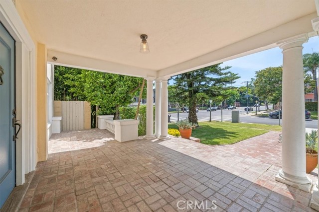 268 S Norton Avenue, Los Angeles CA: https://media.crmls.org/medias/671cc223-c358-439e-b99e-ccc3c5f6f79b.jpg
