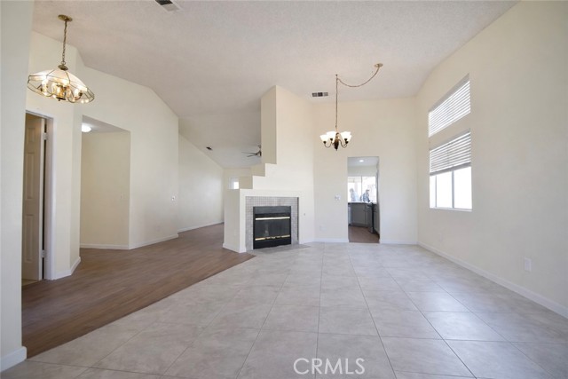 Detail Gallery Image 3 of 11 For 14129 La Mirada, Victorville,  CA 92392 - 5 Beds | 2 Baths