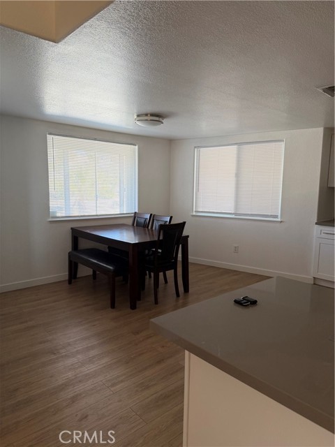 Detail Gallery Image 4 of 10 For 17712 Siskiyou Rd, Apple Valley,  CA 92307 - 4 Beds | 2 Baths