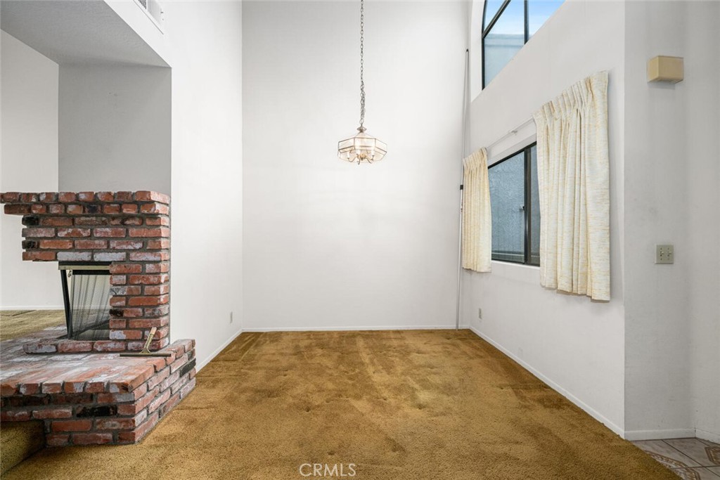https://media.crmls.org/medias/67233573-734d-489e-bf59-17a58b2d63df.jpg?preset=X-Large