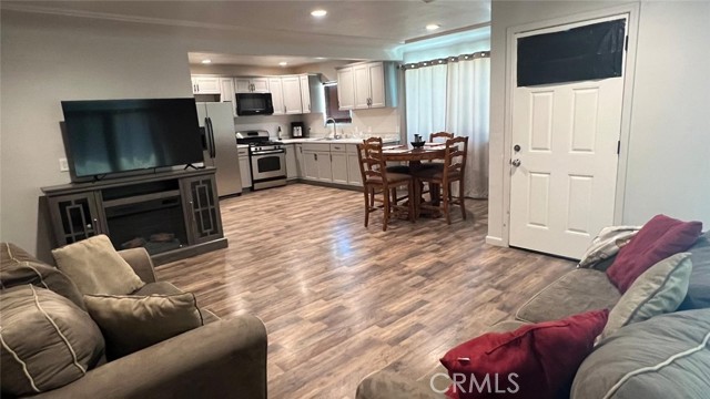 320 E Acacia Avenue, Hemet CA: https://media.crmls.org/medias/672519c5-ceeb-447d-ad9c-84c9549d2ad1.jpg