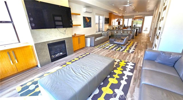 Detail Gallery Image 10 of 24 For 237 1st St, Huntington Beach,  CA 92648 - 4 Beds | 3/2 Baths